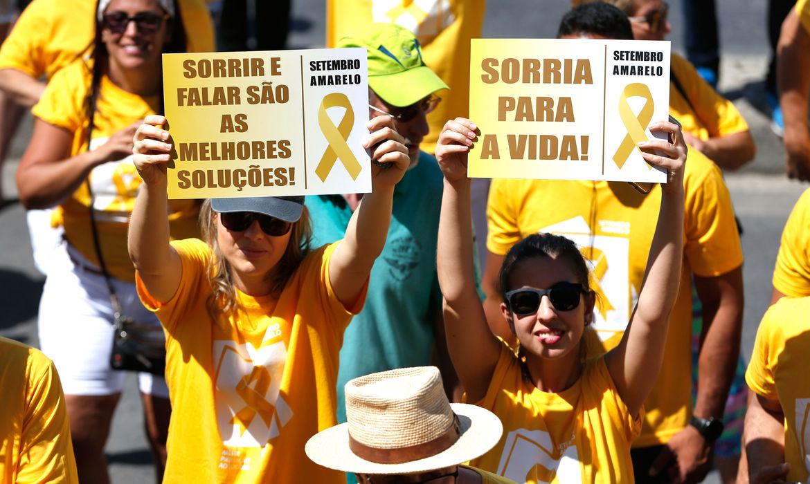 Rio de Janeiro - Parte da campanha Setembro Amarelo, ato na orla de Copacabana marca o Dia Mundial de Prevenção ao Suicídio (Tânia Rêgo/Agência Brasil)