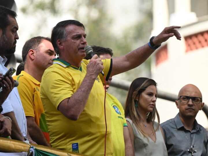 Bolsonaro reúne milhares na Paulista, cobra freio a Moraes e repete pedido de anistia do 8/1