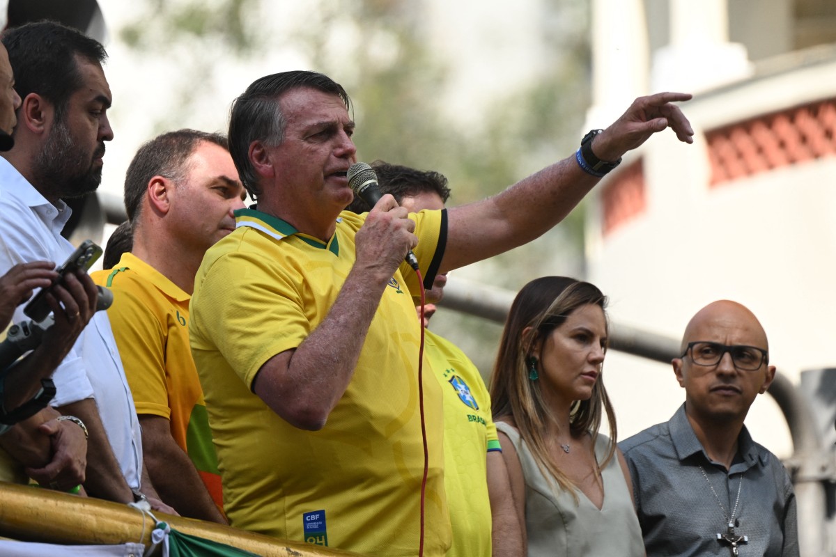 Bolsonaro reúne milhares na Paulista, cobra freio a Moraes e repete pedido de anistia do 8/1