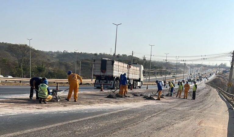 Caminhão é autuado por deixar vazar quase três toneladas de concreto na BR-020