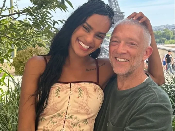 Modelo brasileira Narah Baptista revela que está grávida do ator Vincent Cassel