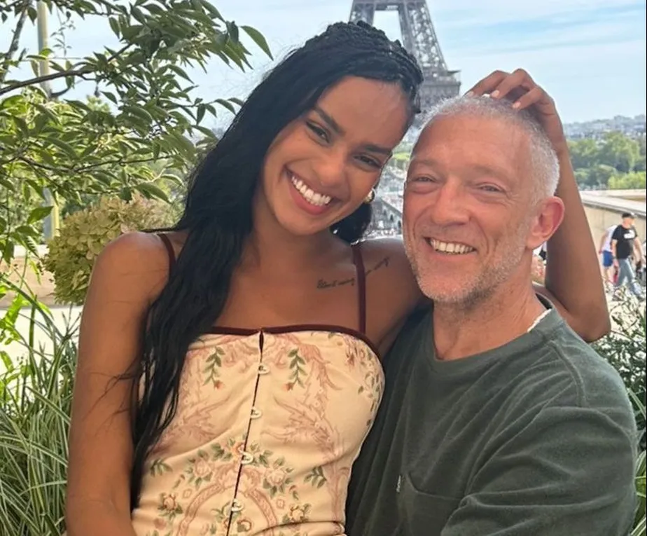 Modelo brasileira Narah Baptista revela que está grávida do ator Vincent Cassel